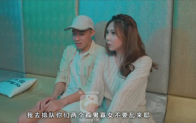 Phịch luôn em nhân viên karaoke vú to tại quán